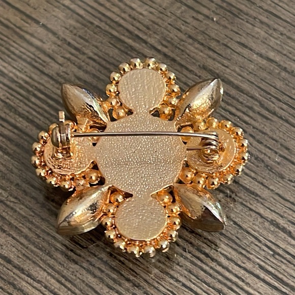 Vintage Floral Like Design Brooch with Pearl & Rhinestone Accents - Picture 4 of 15